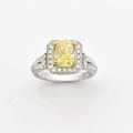 Bague ornée d'un diamant rectangulaire à pans coupés "fancy intense yellow".