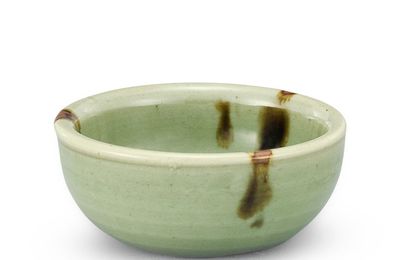 A Longquan celadon 'tobi seiji' cup, Ming dynasty (1368-1644)