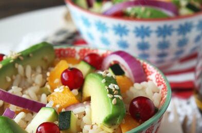 Salade de riz, jolie, jolie, jolie... avec avocat, nectarine et courgette, vinaigrette sésame soja