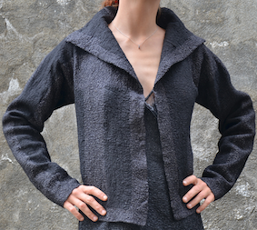 Veste noire et pois mousseline de soie et laine Merinos noire.