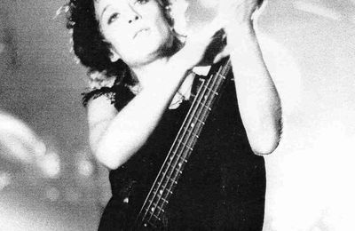 Version de Corine Marienneau, bassiste du groupe "Téléphone"