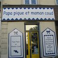 Papa pique et maman coud Pornic Loire-Atlantique photo humour habillement vitrine devanture