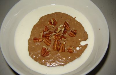 Porridge gourmand au chocolat et noix de pécan