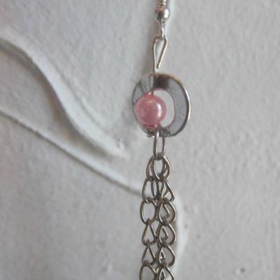 Boucles d'oreilles pendantes artisanales avec perle nacrée