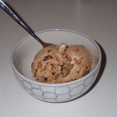 Glace pralinée aux noisettes caramélisées