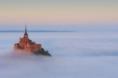 L'oeil de Barreau: fuite des sièges sociaux, décrochage de l'Orne, siège du Mont-Saint-Michel par le chauvinisme breton...