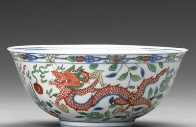 A 'wucai' 'dragon and phoenix' bowl, Yongzheng mark and period (1723-1735)