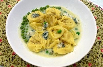 Raviolis, crème d'asperges et petits pois au roquefort