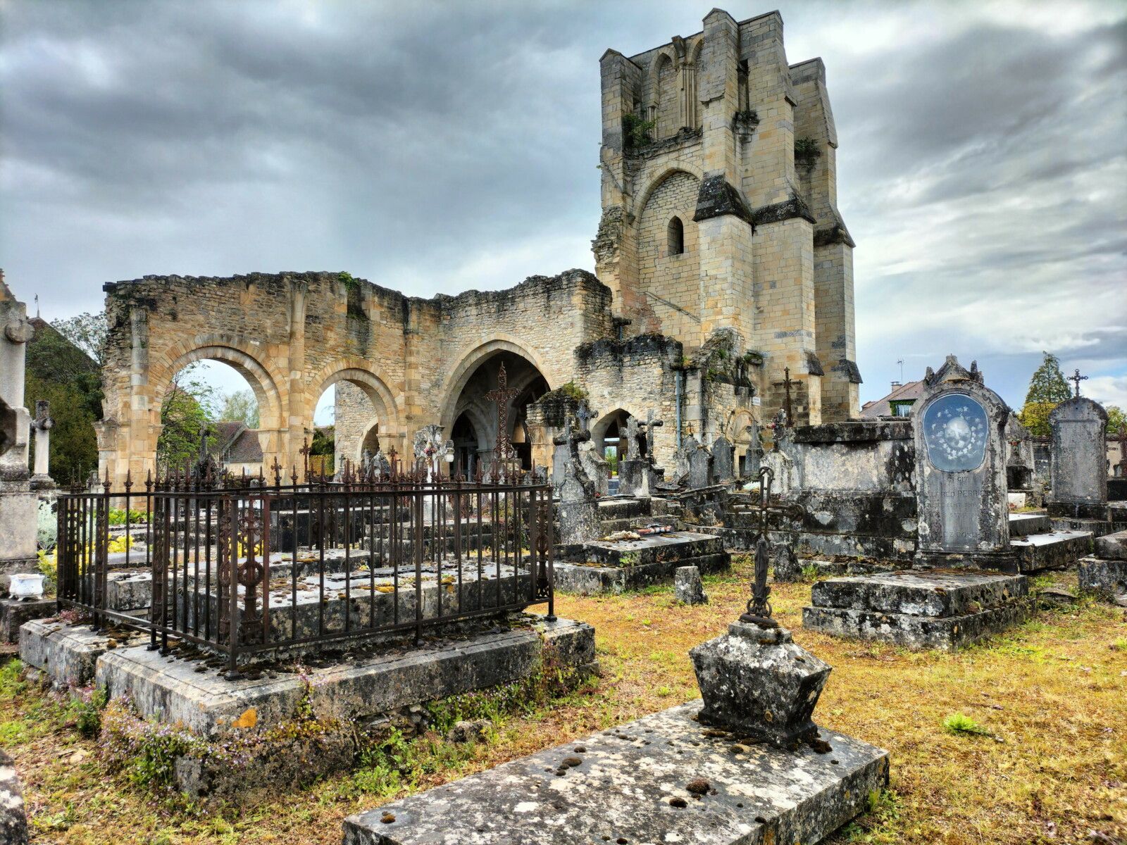 Donzy-le-Pré, église abbatiale Notre-Dame du Pré et cimetière (58)