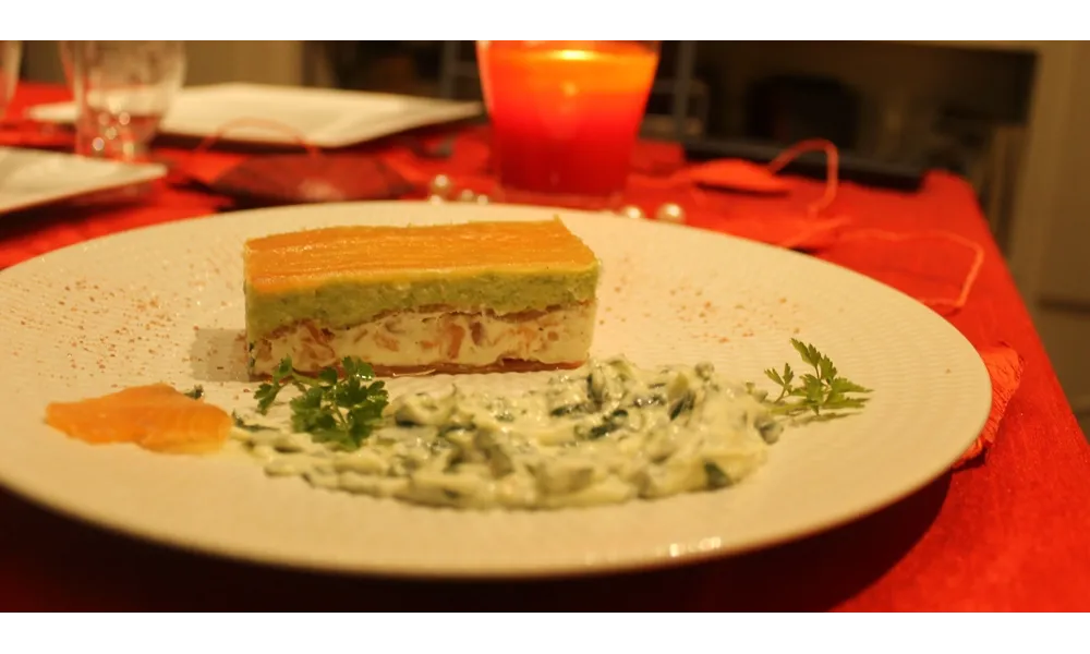Millefeuille de saumon à l'avocat et mascarpone , sauce aux herbes . 