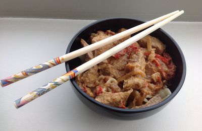 Bento de porc grillé aux poivrons et tahini