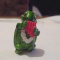 Figurine Tortue joue de l'Armonica kinder surprise