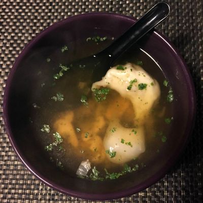 Bouillon thaï au poulet et aux raviolis chinois