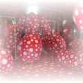 Une oeuvre de YAYOI KUSAMA