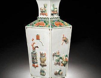 A famille verte square 'Hundred Antiques' vase. Kangxi