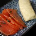 Gravlax de saumon au gingembre et à la citronnelle, petits pains vapeur inspirés des Dampfnuddeln