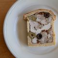 Pâté en croute à la volaille aux olives et aux tomates confites