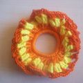 Chouchou multicolor crocheté en jaune et orange