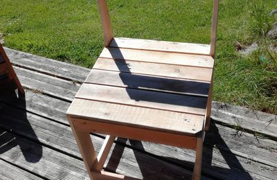 Une chaise en bois de palette