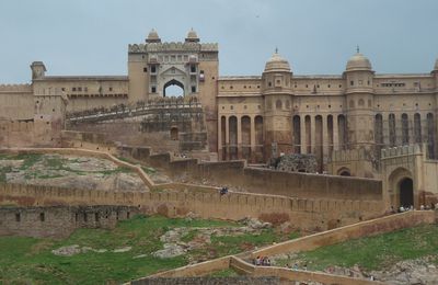 Fort, éléphants et pierres précieuses 