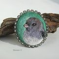 Broche en laine feutrée et broderie "Junco ardoisé"