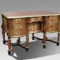 Bureau Mazarin, en marqueterie Boulle sur fond décaille rouge. Epoque Louis XIV