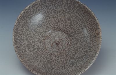 Bowl with Mallow-petal-shaped Upper Rim, Ge ware, Southern Song dynasty (1127-1279)
