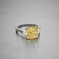 Bague ornée d'un diamant légèrement rectangulaire à pans de couleur jonquille