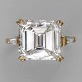 Exceptionnelle bague en or jaune, sertie d'un diamant taille émeraude 
