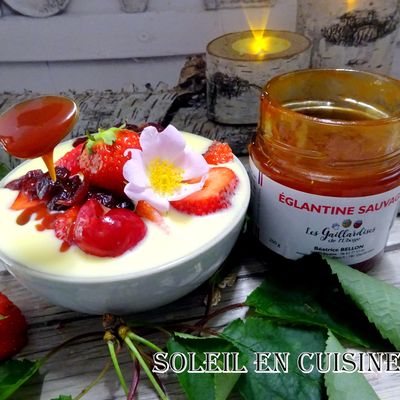 creme à la vanille aux fruits et baies rouges et confiture d'églantine sauvage 