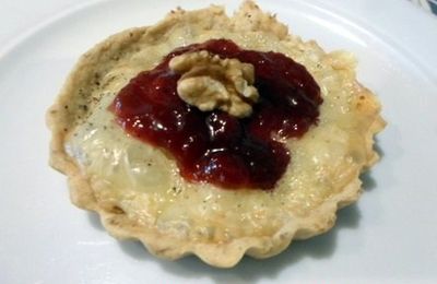 Tartelettes au reblochon et chutney de prunes