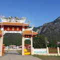 Le temple chinois sur le bord de la route