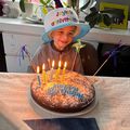 Roméo fête ses 5 ans avec ses copains et copines.