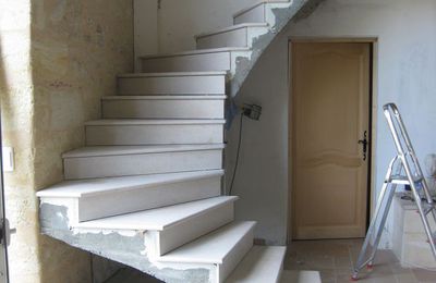 Mise en place de placage pierre sur l'escalier