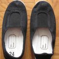 Chaussons tissus noirs - NEUFS - pointure 24 - 1 euro -