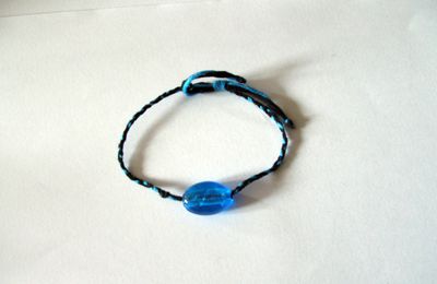 Pierre en verre bleu, bracelet tressé noir et bleu en coton perlé