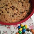 Cookie Géant mi-cuit aux Pépites de Chocolat et M&M's