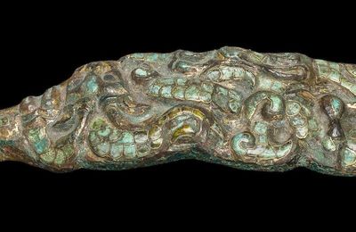 A turquoise-inlaid gilt-bronze garment hook, daigou, Warring States period
