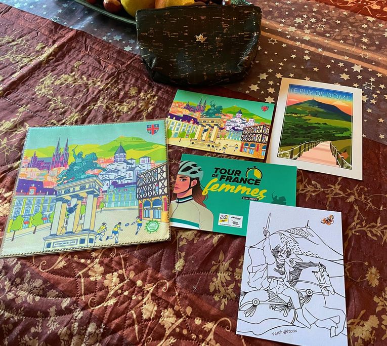 Lundi 13 octobre 2025 : Samedi  11 dans ma BAL   Merci  Lili   Avec un peu d'avance tu as pensé à moi   Tes créations me vont droit au coeur   *  Merci Marike   Ta présence  Ton bouquet de fleurs  Tes jolies cartes  Ta pochette  Ton petit cadre  à la rose   Contente que l'expo d' Entraigues t'ai plu ainsi que l'étang des Martailles que je t'ai fait découvrir -Diapo ci-dessous-