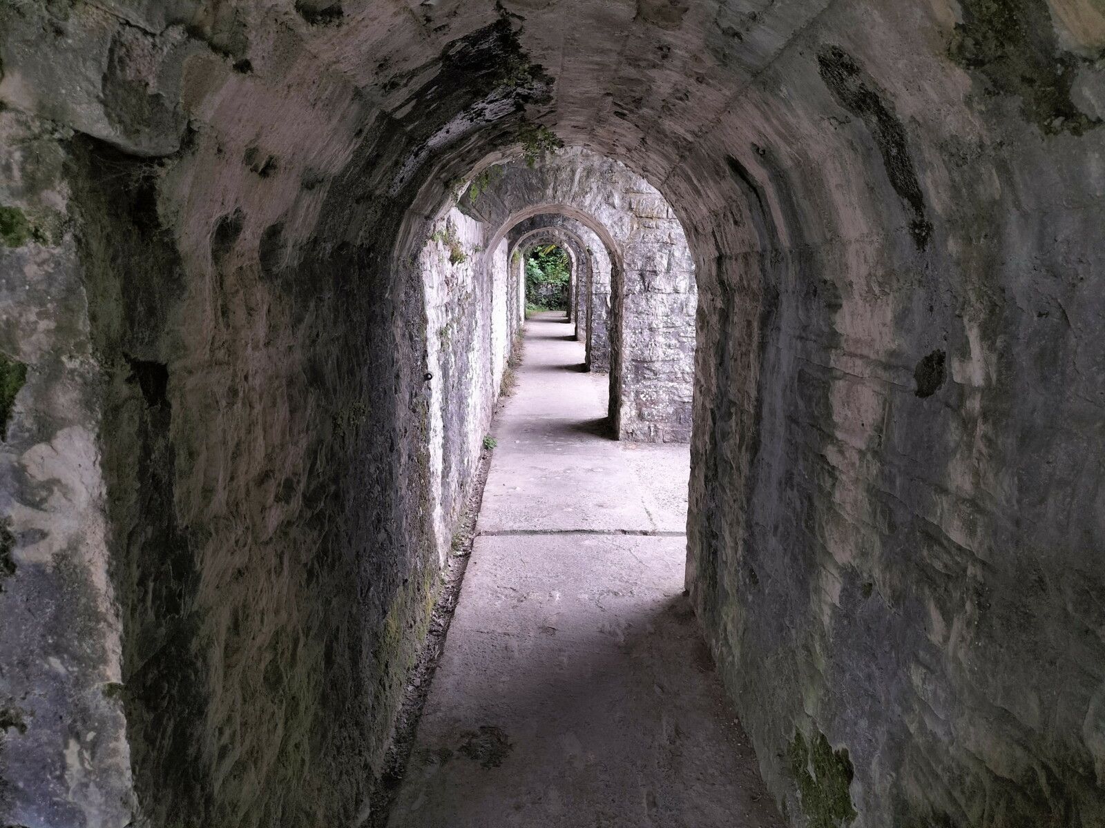Sauveterre-de-Béarn, les remparts, arcades (64)