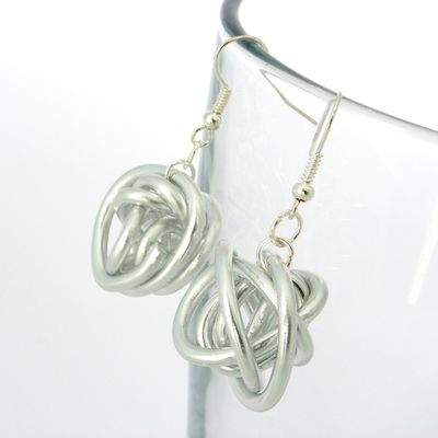 Boucles d'oreille assorties aux colliers