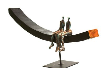 Sculpture contemporaine : couple de personnages sur arc de bois