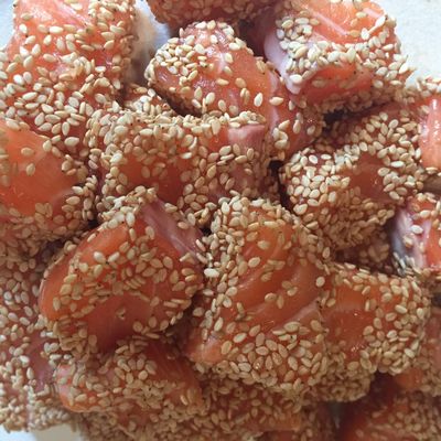 Mi-cuit de saumon au sésame, avocat et riz sauvage 