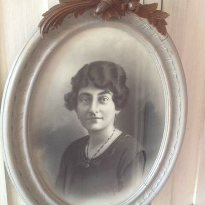 Cadre ovale patiné en gris et bois