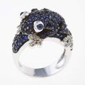 Bague en or gris 750 ornée d'une grenouille sertie de saphirs et de diamants