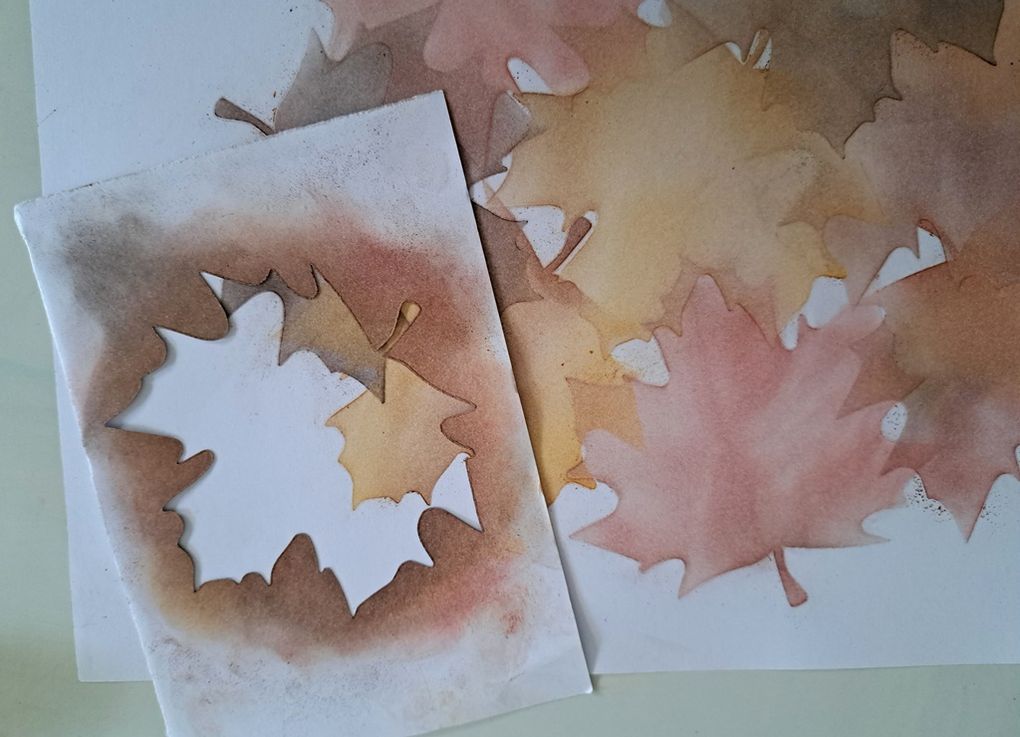 Avec la grande feuille d'arbre