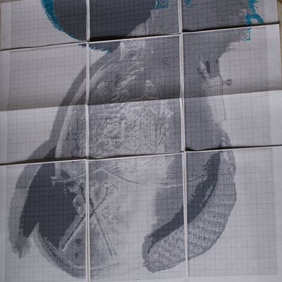 un casque aux points