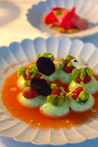 La carte propose une dizaine de plats ‘à la carte’ ainsi que deux menus: menu Découverte en trois services (90€) et le menu Dégustation en 5 services (€130). A noter également un menu gastronome à 28€ pour les enfants qui sont les plus que bienvenus à l'Hostellerie.