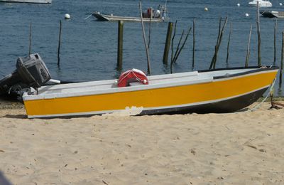 Vieux bateau jaune