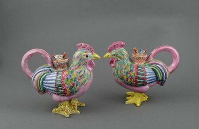 A pair of famille rose cockerels ewers and covers, China, Qing Dynasty, Qianlong Períod (1736-1795)